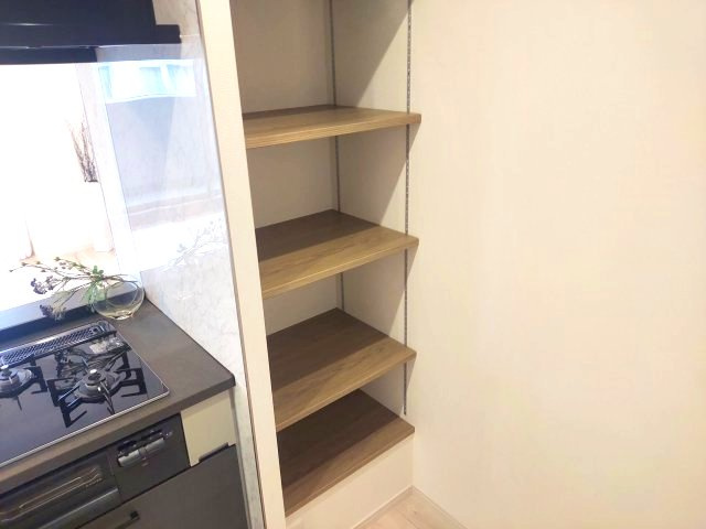 エスリード雲雀丘花屋敷の収納|キッチン横棚