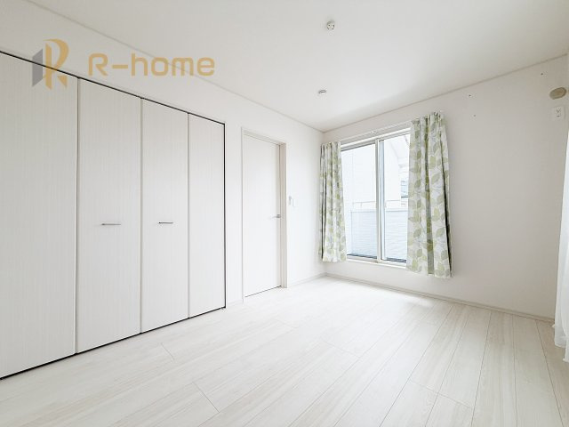下妻市下妻丁　中古戸建の洋室|風通しの良い洋室です♪差し込む暖かな陽当たりで、室内がくつろげる空間に早変わりです♪