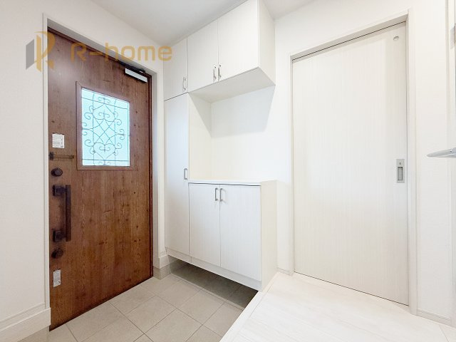 下妻市下妻丁　中古戸建の玄関|玄関には便利なシューズインクロークを設置。アウトドア用品やベビーカーなどの収納に役立ちますね♪
