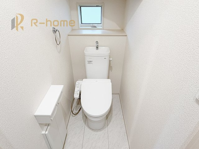 下妻市下妻丁　中古戸建のトイレ|温水洗浄便座付きのトイレ。
トイレが２ヵ所設置で朝の忙しい時間でも安心です。