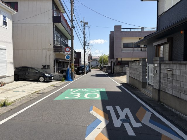 下妻市下妻丁　中古戸建の前面道路含む現地写真|『今から見たい！』大歓迎です♪
お気軽にＲ－ｈomeまでお問い合わせください。