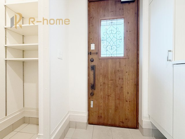 下妻市下妻丁　中古戸建の収納|玄関にはシューズクローク。可動棚で様々なものを収納できます。