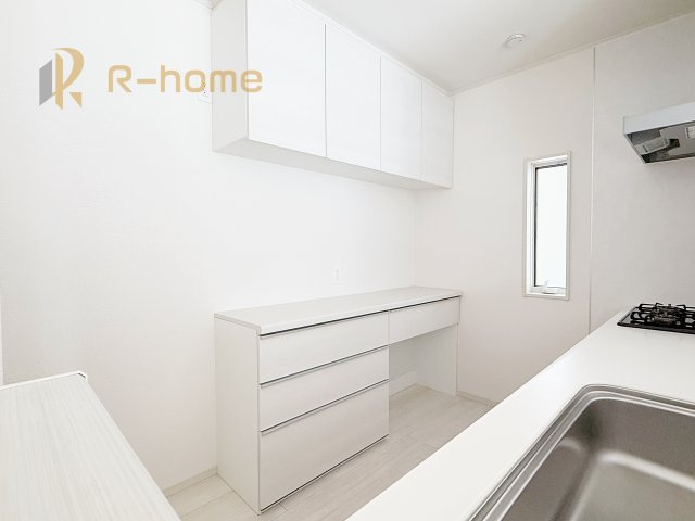 下妻市下妻丁　中古戸建のキッチン|カップボードを標準採用♪キッチンとの一体感がお部屋を彩ります♪