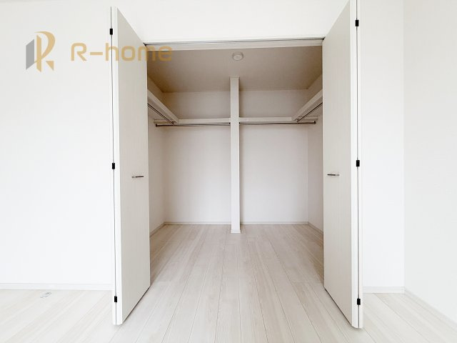 下妻市下妻丁　中古戸建の収納|大容量のウォークインクローゼット。