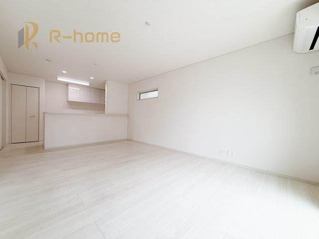 下妻市下妻丁　中古戸建の居間・リビング|広くて明るいＬＤＫ♪ ゆったりくつろげるリビングスペースで、ご家族皆様の笑顔が溢れます。