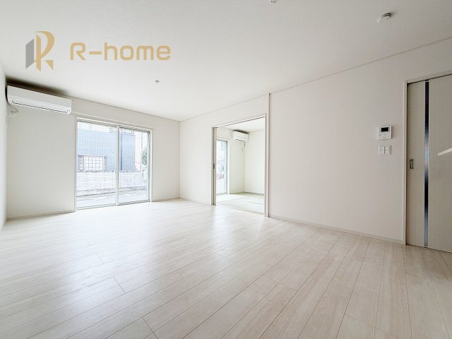下妻市下妻丁　中古戸建の居間・リビング|リビングには開口部を可能な限り多く設けました。人が集まる場所なので開放感が必要な場所だと思います。