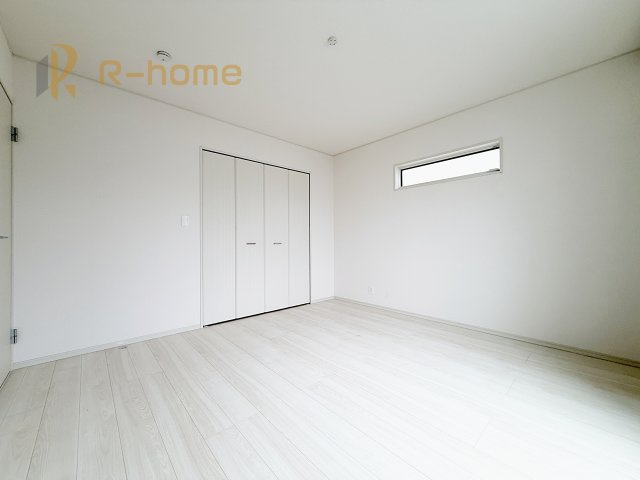 下妻市下妻丁　中古戸建の洋室|収納便利なウォークインクローゼット付きの洋室♪
明るく風通しの良いお部屋です♪
