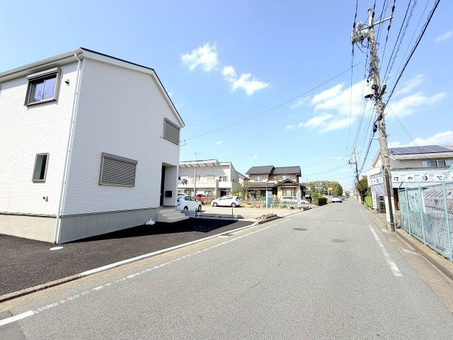 昭島市緑町5丁目全１棟　新築戸建の前面道路含む現地写真