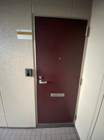 マンションマルカネの玄関