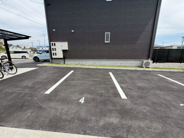 ソレイユ和合の駐車場