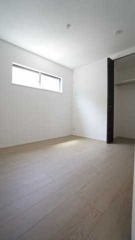 【洋室】 | 可部６丁目　A棟（未入居戸建て） | ２Ｆの5.2帖洋室　明るいひろびろ空間　大容量の収納つき