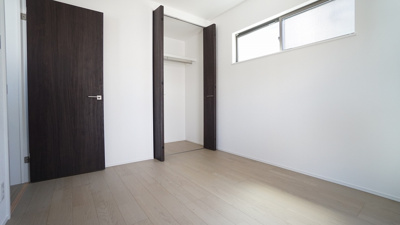 【洋室】 | 可部６丁目　A棟（未入居戸建て） | ２Ｆの5.25帖洋室　明るいひろびろ空間　大容量の収納つき