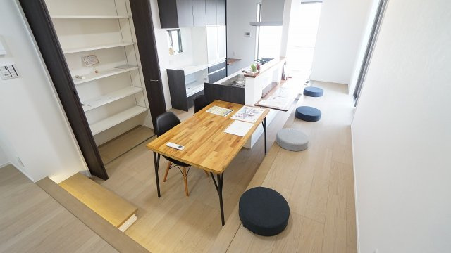 【キッチン】 | 可部６丁目　A棟（未入居戸建て） | 飲食店風の掘り込み式ダイニングテーブルつき　家族、お客様そろって楽しい飲食ができます