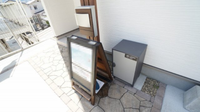 【玄関】 | 可部６丁目　A棟（未入居戸建て） | 玄関に嬉しい宅配ボックスつき