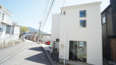 【前面道路含む現地写真】 | 可部６丁目　A棟（未入居戸建て） | ３ＬＤＫデザイン住宅（未入居）　認定低炭素住宅、省令準耐火構造、抗ウィルス抗菌フローリング、ＬＤＫにエアコンつき、アルミ樹脂複合サッシ、オール電化、食洗器、ハイデザイン間接照明、各生活施設とアクセス良