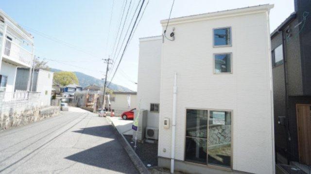 【前面道路含む現地写真】 | 可部６丁目　A棟（未入居戸建て） | ３ＬＤＫデザイン住宅（未入居）　認定低炭素住宅、省令準耐火構造、抗ウィルス抗菌フローリング、ＬＤＫにエアコンつき、アルミ樹脂複合サッシ、オール電化、食洗器、ハイデザイン間接照明、各生活施設とアクセス良