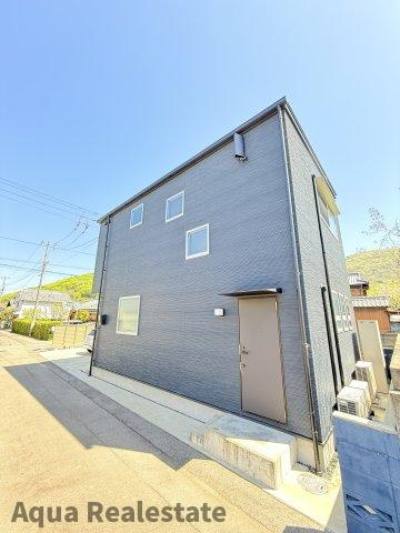 坂出市福江町　住居兼事務所の前面道路含む現地写真|西側には２階に繋がる階段直結の勝手口があります