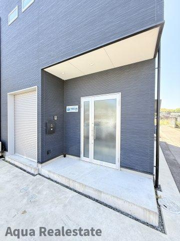 坂出市福江町　住居兼事務所の玄関|シンプルで使いやすい玄関です　左手にはガレージ（物置あり）