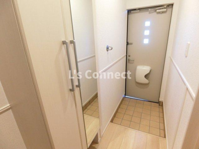 【玄関】 | ａｍｂｉｅｎｔｅ（アンビエンテ | 背の高い下駄箱には鏡付きで身だしなみチェック。