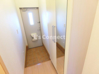 【玄関】 | 光ａｐａｒｔｍｅｎｔ１ | 背の高い下駄箱には鏡付きで身だしなみチェック。