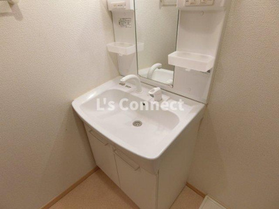 【洗面所】 | 光ａｐａｒｔｍｅｎｔ１ | 朝の支度もスムーズな独立洗面台。