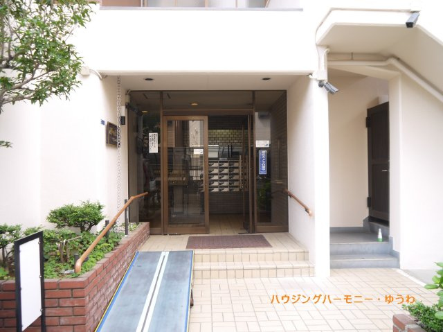 【エントランス】 | 西が丘サニーハイツ | 清廉とされたエントランスになっています。