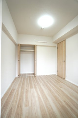 【洋室】 | 【上質リノベ】鶴見ハイタウン | 【洋室約5.3帖】
どんな家具や敷物でも部屋に馴染みやすく、
コーディネートがし易そうですね。
配置も柔軟に対応できるので身の回りの整理もし易い！
自分好みの空間に出来そうですね！