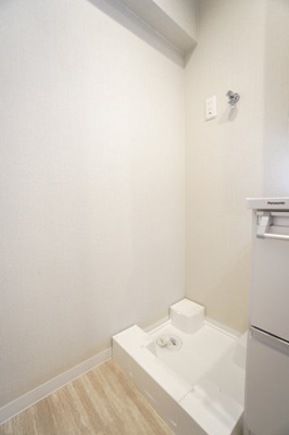 【独立洗面台】 | 【上質リノベ】鶴見ハイタウン | 【パウダールーム】
装着が楽なワンタッチ式の給水栓！
洗濯機置場はドラム式の洗濯機も入るサイズですが、
お手持ちのサイズが入るか要確認です！
高さと段数調節ができるリネンラックも装備！