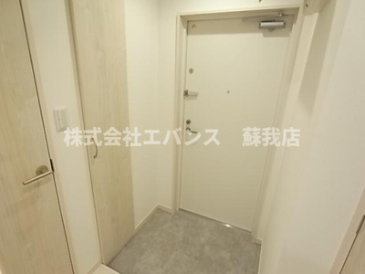 【玄関】 | ＤOビル本千葉 | 収納もある玄関です