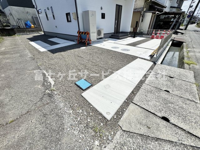 【駐車場】 | 島田市御仮屋町 新築一戸建て | 車種により3台駐車可能です