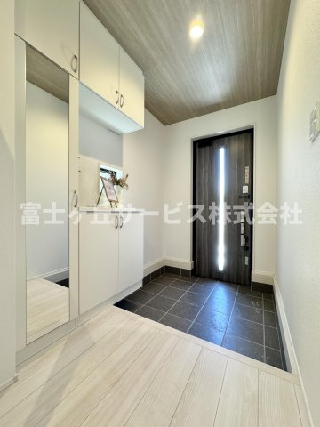 【玄関】 | 島田市御仮屋町 新築一戸建て | 収納もある玄関です