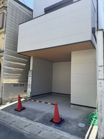 嵯峨中又町　新築3階建　LDK約15帖・駐車可　2沿線利用可能の外観|ビルトインガレージ付きの新築戸建。雨の日も安心して乗り降りできる設計です。