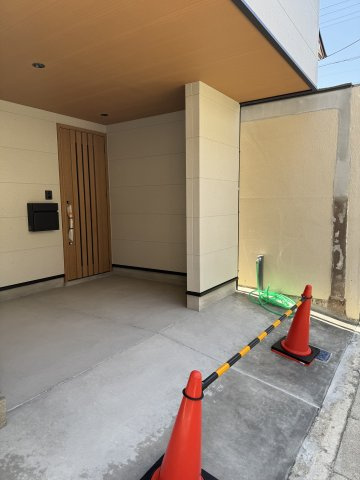 嵯峨中又町　新築3階建　LDK約15帖・駐車可　2沿線利用可能の玄関|屋根付きの玄関アプローチで雨天時も安心。駐車スペースもゆとりがあります。