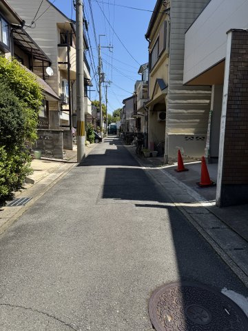 嵯峨中又町　新築3階建　LDK約15帖・駐車可　2沿線利用可能の前面道路含む現地写真|周辺は閑静な住宅街で、小さなお子様のいるご家庭にも安心の環境です。