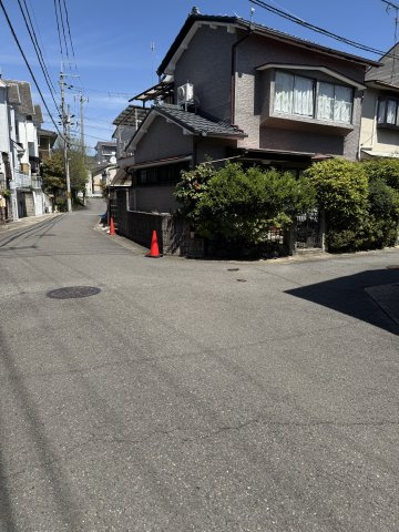 嵯峨中又町　新築3階建　LDK約15帖・駐車可　2沿線利用可能の前面道路含む現地写真|見通しのよい前面道路で車の出入りもしやすい立地です。