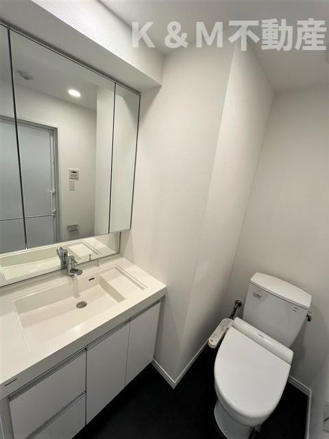 ザ・カシワ拾番のトイレ|シンプルで使いやすいトイレです
反転間取り
