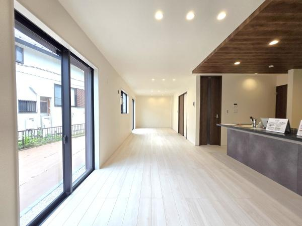 横浜市青葉区荏田西２丁目の新築一戸建の居間・リビング|自慢したくなるリビング！
形も良く家具の配置にも困りません。