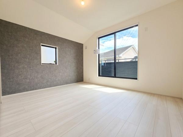横浜市青葉区荏田西２丁目の新築一戸建の洋室|窓からの光が嬉しい洋室です。
収納もあり、荷物が多い方にも安心です♪