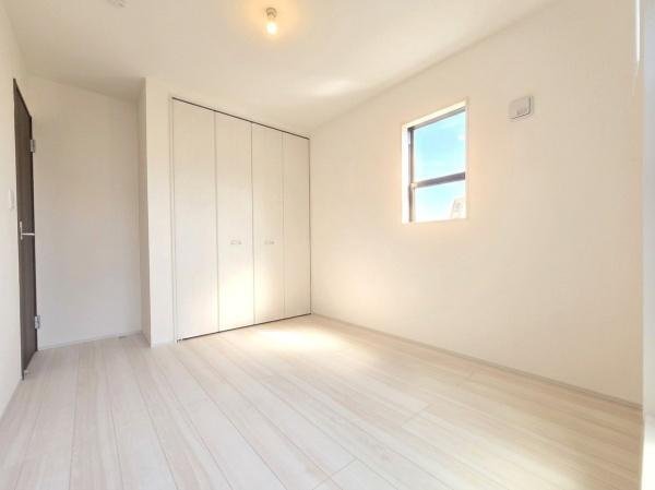 横浜市青葉区荏田西２丁目の新築一戸建の洋室|クローゼットもあるので収納にも困りません！
荷物が多い方にも安心です。
※家具等はＣＧでの参考レイアウトです。