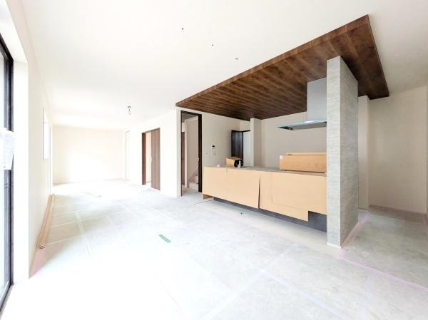 横浜市青葉区荏田西２丁目の新築一戸建の居間・リビング|窓からは明るい光が差し込みます！
電気をつけなくても明るいです。