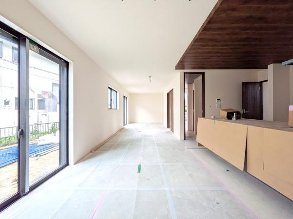 横浜市青葉区荏田西２丁目の新築一戸建の居間・リビング|家族が自然と集まるリビングは
落ち着きのある空間です♪