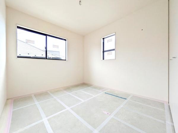 横浜市青葉区荏田西２丁目の新築一戸建の洋室|二面採光の明るく、落ち着きのある洋室！
休日はこちらでおくつろぎ下さい♪