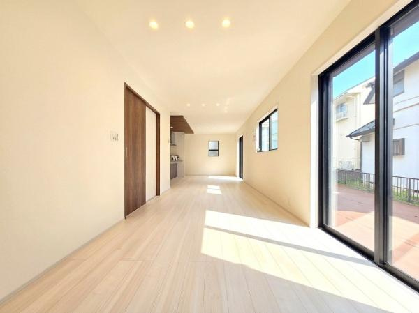 横浜市青葉区荏田西２丁目の新築一戸建の居間・リビング|窓からは明るい光が差し込みます！
電気をつけなくても明るいです。