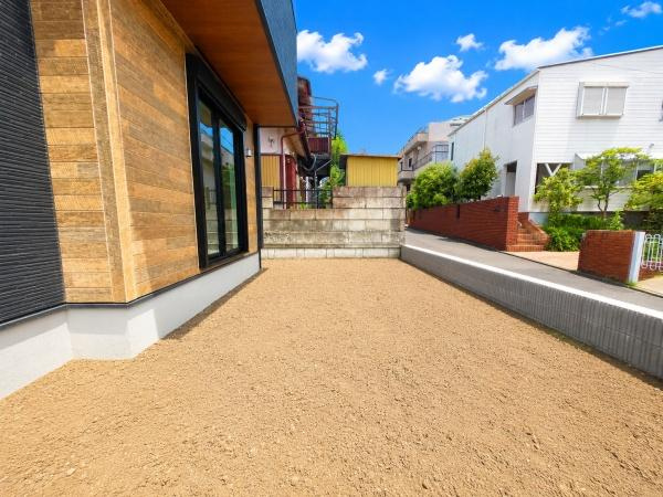 横浜市青葉区大場町の新築一戸建の庭|荷物を置くのもよし！お好きなお花を置いてみるのもよし！
色々な用途で使えるスペースです。