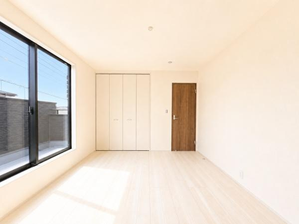横浜市青葉区大場町の新築一戸建の洋室|窓からの光が嬉しい洋室です。
収納もあり、荷物が多い方にも安心です♪