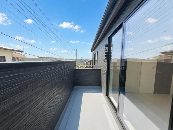 横浜市青葉区大場町の新築一戸建のバルコニー|陽当り良好のバルコニー！
風通しもよく気持ちいいです