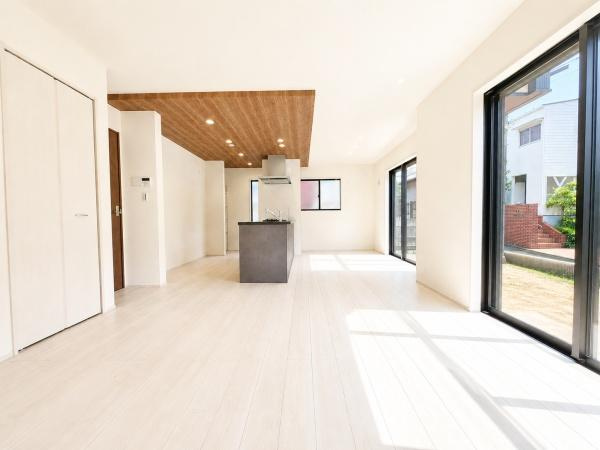 横浜市青葉区大場町の新築一戸建の居間・リビング|窓からは明るい光が差し込みます！
電気をつけなくても明るいです。