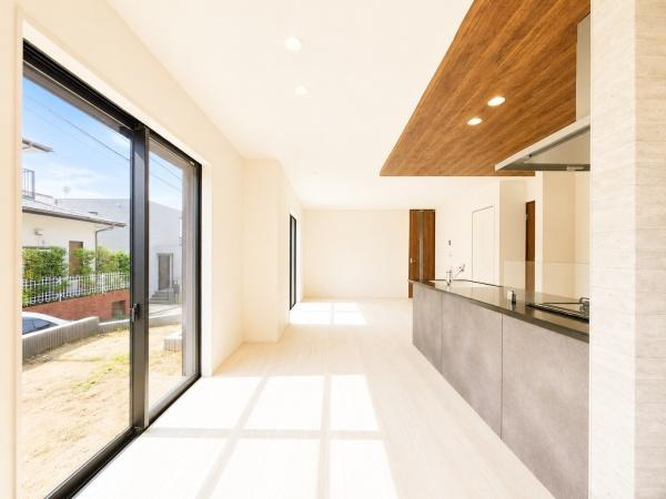 横浜市青葉区大場町の新築一戸建の居間・リビング|家族が自然と集まるリビングは
落ち着きのある空間です♪