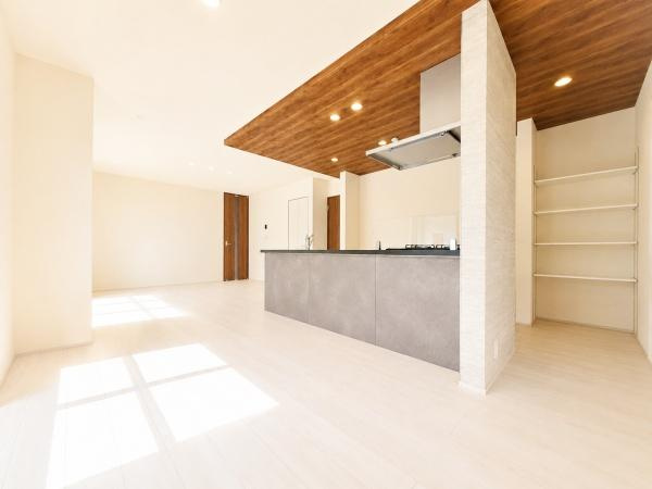 横浜市青葉区大場町の新築一戸建の居間・リビング|自慢したくなるリビング！
形も良く家具の配置にも困りません。