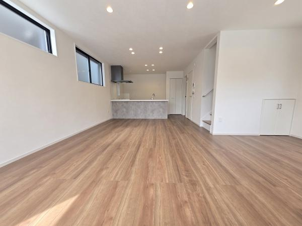 横浜市青葉区大場町の新築一戸建の居間・リビング|自慢したくなるリビング！
形も良く家具の配置にも困りません。